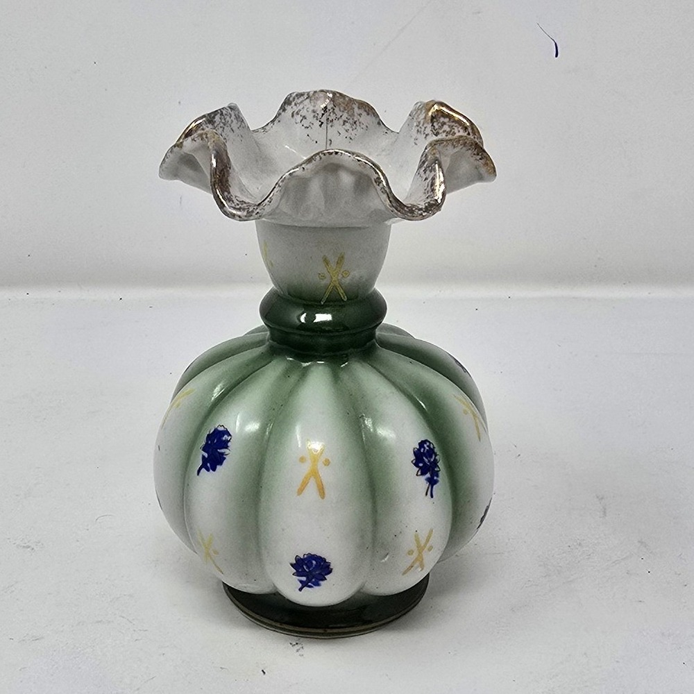 Vtg gold trimmed green/white vase blue flowers mid century shabby chic cottage